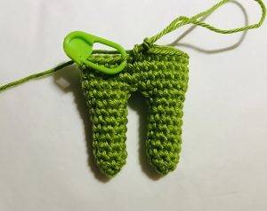 jambe valérie fleur arc-en-ciel patron crochet poupée facile rapide débutant gratuit