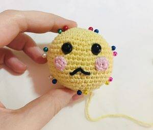 tête valérie fleur arc-en-ciel patron crochet poupée facile rapide débutant gratuit