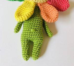 joues valérie fleur arc-en-ciel patron crochet poupée facile rapide débutant gratuit