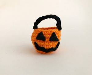 panier bonbon lucius chat vampire patron crochet poupée amigurumi débutant gratuit halloween animal