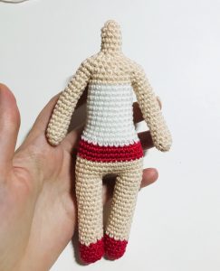 jambes ashana elfe cupidon amour saint valentin patron crochet gratuit facile débutant poupée amigurumi