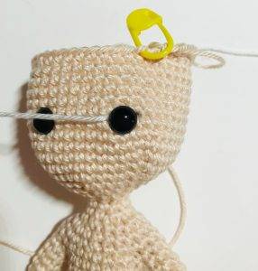 broderie yeux gaelia fée de pâques patron crochet gratuit poupée débutant facile oeuf