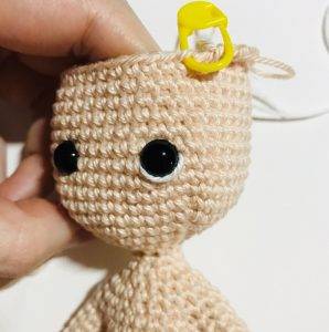 broderie yeux gaelia fée de pâques patron crochet gratuit poupée débutant facile oeuf