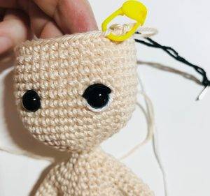 broderie yeux gaelia fée de pâques patron crochet gratuit poupée débutant facile oeuf