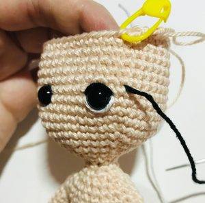 broderie yeux gaelia fée de pâques patron crochet gratuit poupée débutant facile oeuf