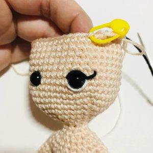 broderie yeux gaelia fée de pâques patron crochet gratuit poupée débutant facile oeuf