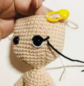 broderie yeux gaelia fée de pâques patron crochet gratuit poupée débutant facile oeuf