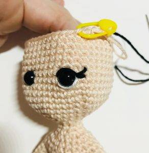 broderie yeux gaelia fée de pâques patron crochet gratuit poupée débutant facile oeuf