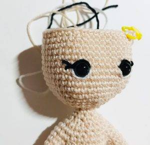 broderie yeux gaelia fée de pâques patron crochet gratuit poupée débutant facile oeuf