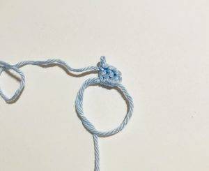 noeud robe gaelia fée de pâques patron crochet gratuit poupée débutant facile oeuf