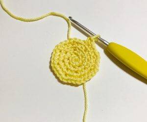 cheveux gaelia fée de pâques patron crochet gratuit poupée débutant facile oeuf