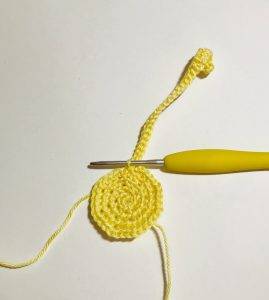 cheveux gaelia fée de pâques patron crochet gratuit poupée débutant facile oeuf