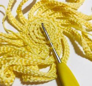 cheveux gaelia fée de pâques patron crochet gratuit poupée débutant facile oeuf