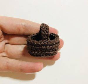 panier gaelia fée de pâques patron crochet gratuit poupée débutant facile oeuf