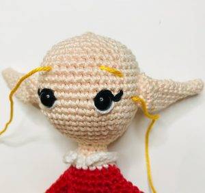 sourcils elerinna elfe de noël patron crochet poupée amigurumi débutant gratuit
