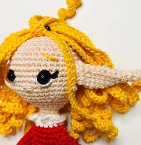 cheveux elerinna elfe de noël patron crochet poupée amigurumi débutant gratuit