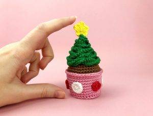 crochet pattern christmas cupcake amigurumi