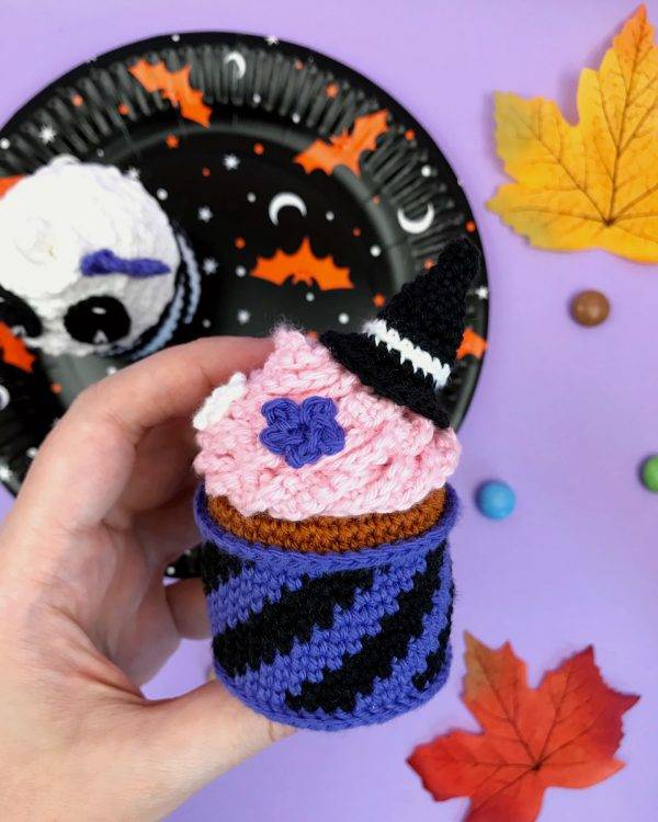 crochet pattern amigurumi cupcake witch halloween
