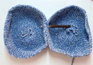 coussin coeur patron crochet gratuit décoration débutant facile fil velours chenille