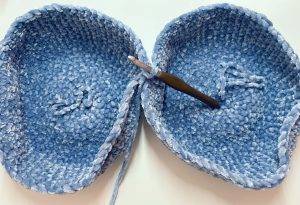 coussin coeur patron crochet gratuit décoration débutant facile fil velours chenille