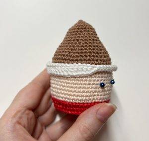 bonnet cupcake père noël patron crochet nourriture dinette amigurumi débutant gratuit