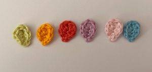 pétales bague fleur arc-en-ciel patron crochet facile rapide débutant bijoux