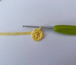 centre bague fleur arc-en-ciel patron crochet facile rapide débutant bijoux