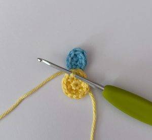 centre bague fleur arc-en-ciel patron crochet facile rapide débutant bijoux