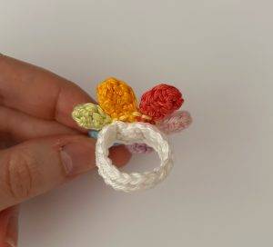 centre bague fleur arc-en-ciel patron crochet facile rapide débutant bijoux
