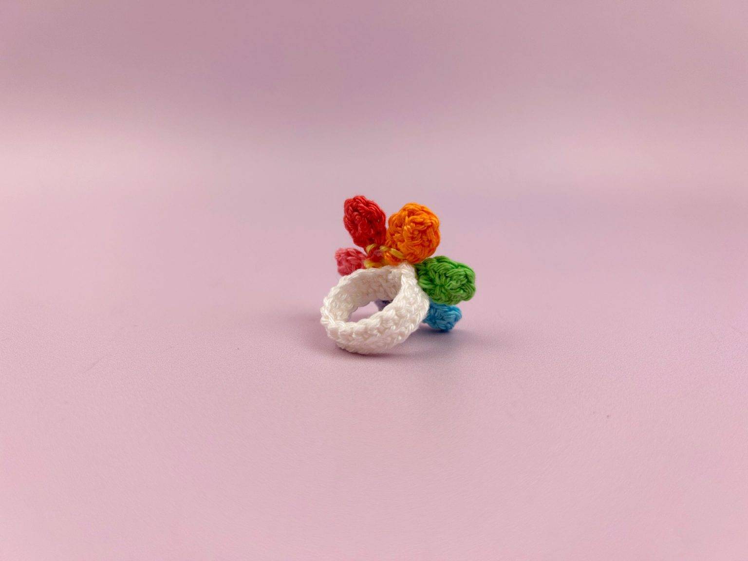 Rainbow flower ring - Crochet pattern jewelry - My Rainbow Crochet