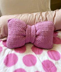 coussin noeud patron crochet facile débutant décoration fil chenille