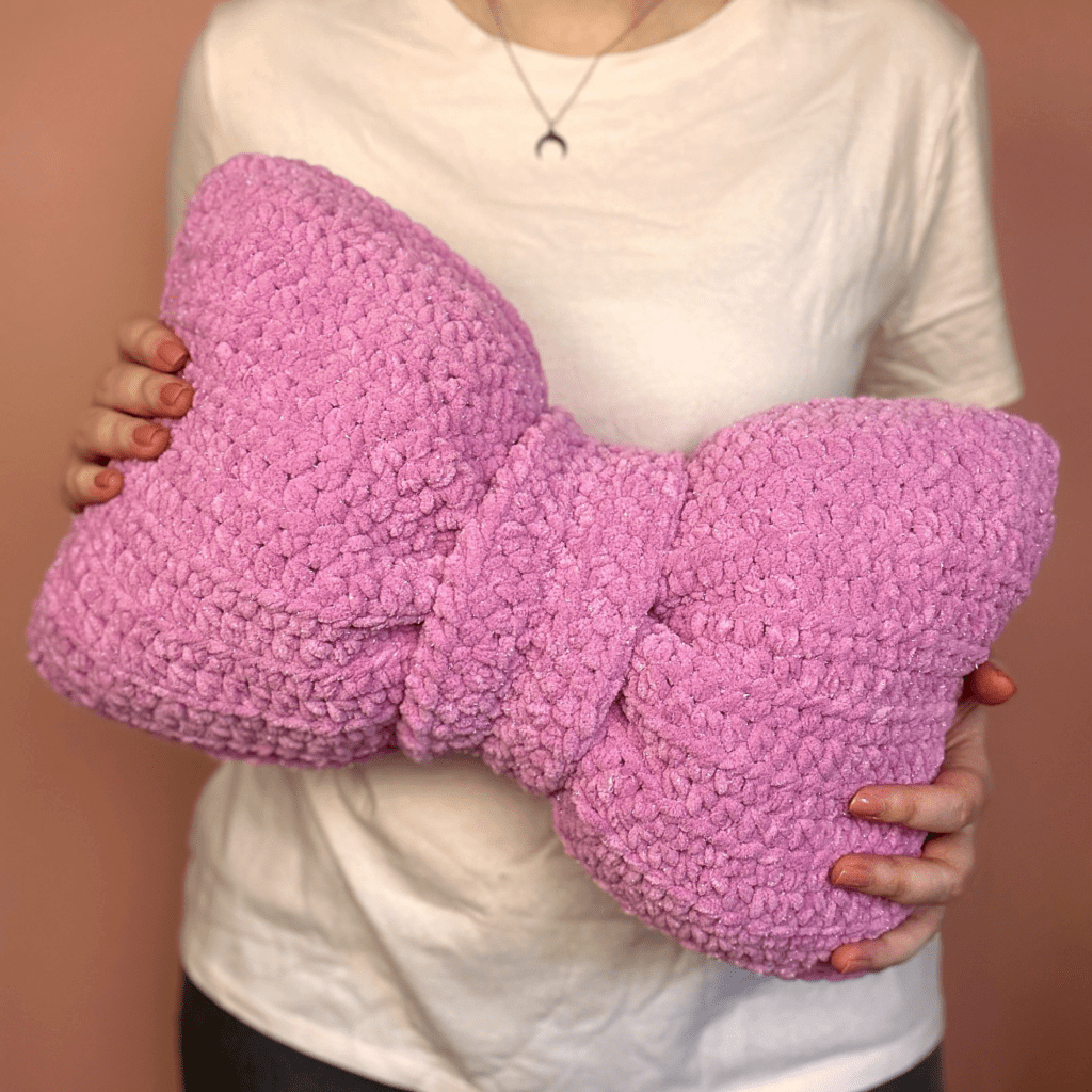 coussin noeud patron crochet facile débutant décoration fil chenille